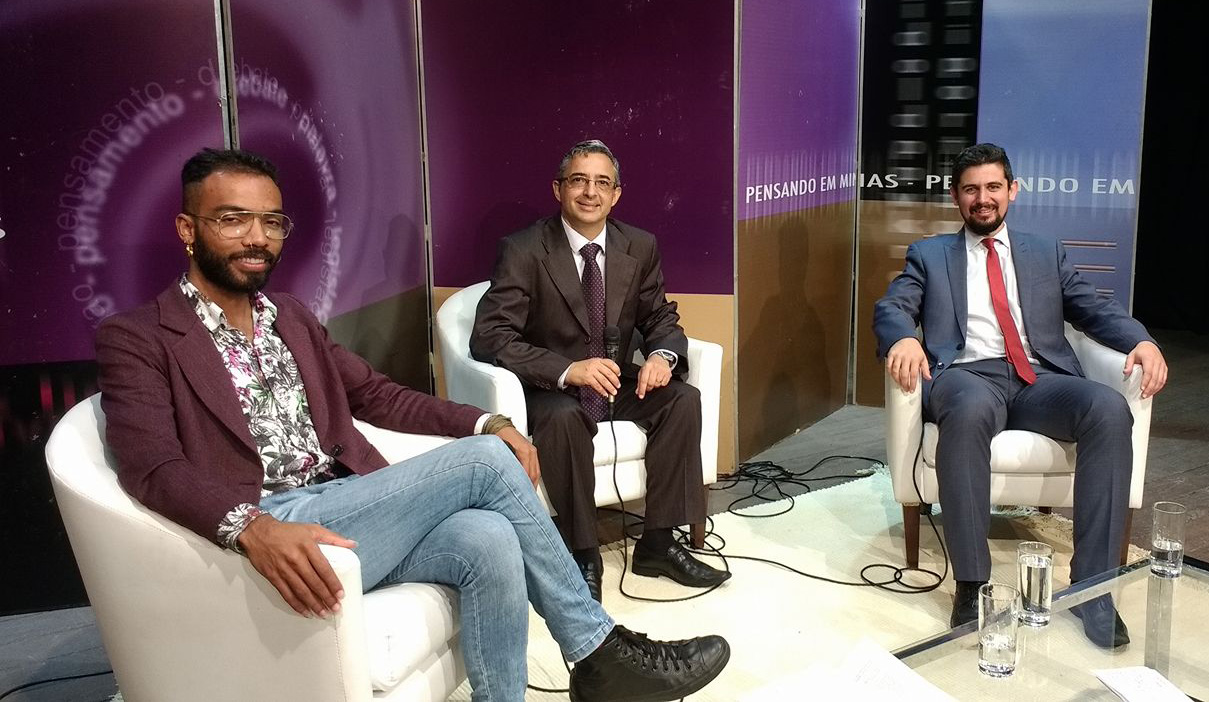 Wesley Matheus, Alexandre Bossi Queiroz e Gustavo Terra Elias, durante debate promovido pela Escola do Legislativo, no Teatro da Assembleia
